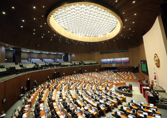 '내일 이곳에서'      (서울=연합뉴스) 배재만 기자 = 박근혜 대통령에 대한 탄핵소추안이 9일 오후 국회 본회의장에서 표결로 처리된다. 사진은 8일 국회 본회의 모습. 2016.12.8      scoop@yna.co.kr  (끝)